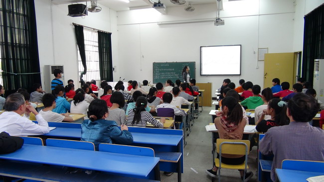 学院领导深入课堂观摩学生公开课